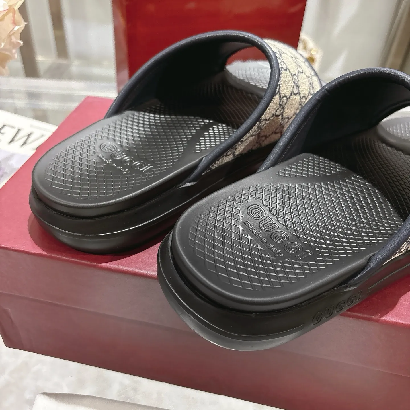 p400🐮🐮New summer men's slip-on slippers. Inspired by the summer spirit and beach clubs of the Italian coast, this piece is part of Gucci Lido. The Pre-Fall collection reinterprets the brand's signature elements and sophisticated patterns in a contemporary way. Made from black rubber, these flat sandals feature a slip-on design that reinterprets the brand's distinctive green and red web design. GG Classic Upper Men's Molded Rubber Footbed Gucci Logo Flat Made in Italy Size: Men's 40 to 47,